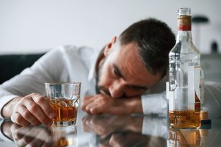 „Můj muž je alkoholik. Léčit se nechtěl a mně došla trpělivost,“ píše Lada (42)